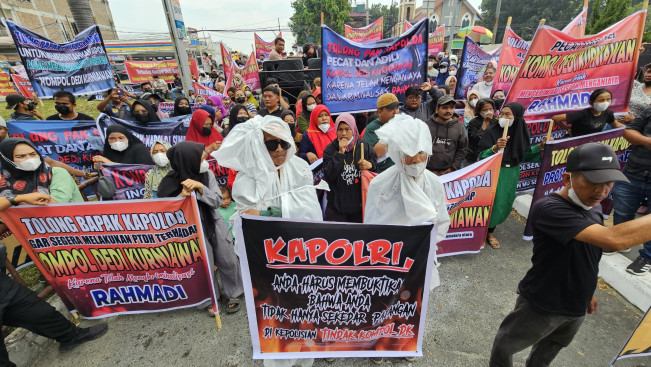 Aksi damai ini diwarnai dengan bentuk ekspresi “tactical pocong”. [FT News/Reza Syahputra]